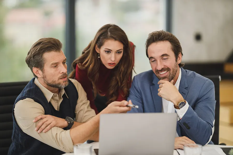 Equipa a analisar um site num portátil